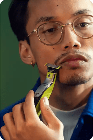 Na zdjęciu widać przycinanie zarostu na twarzy