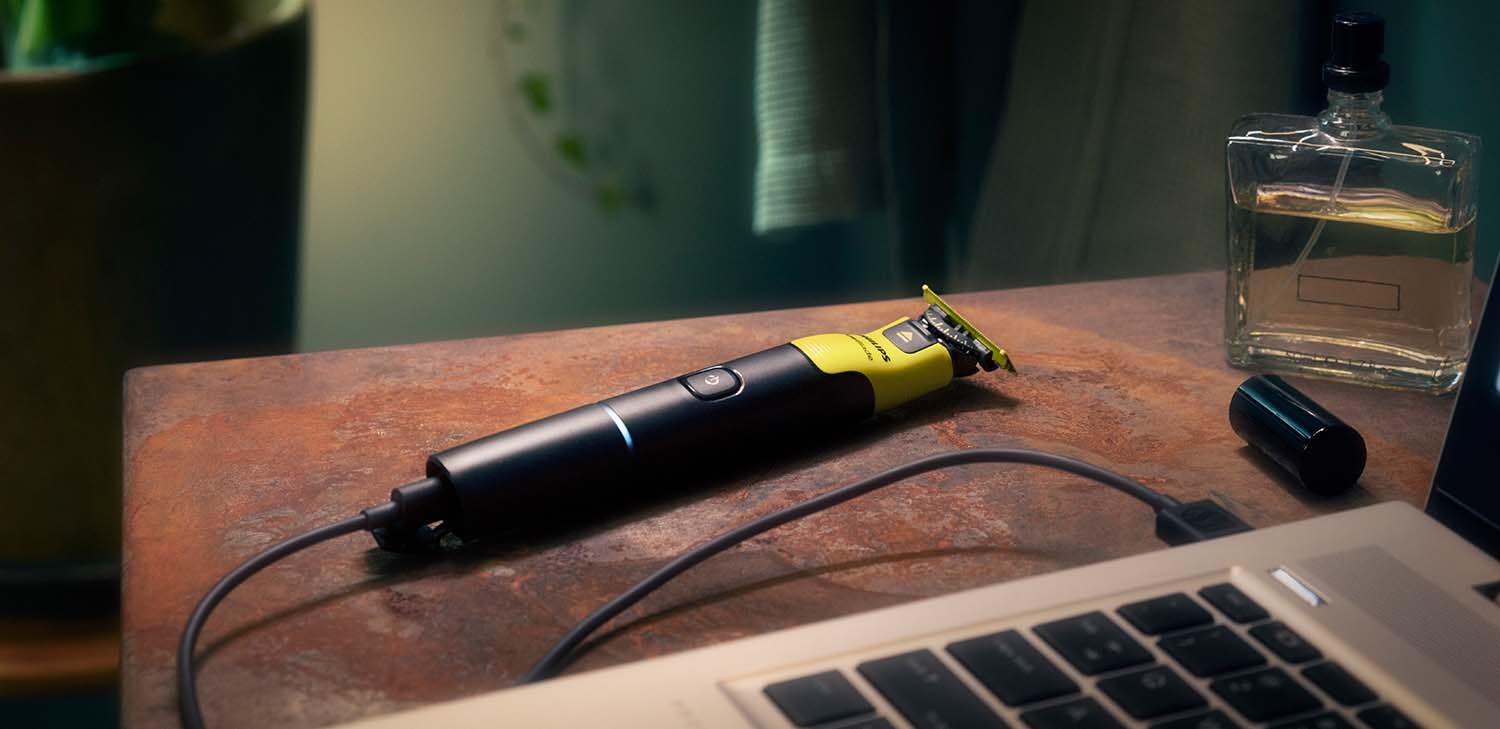 Wydajny akumulator Philips OneBlade 360 jest ładowany przez kabel USB